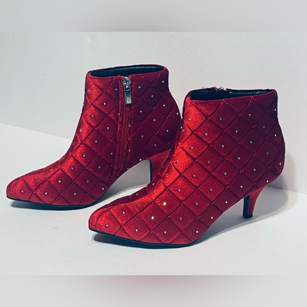 👠NEW 👠Beautiful Red Velvet Cushioned Rhinestone Ankle Booties Size 7